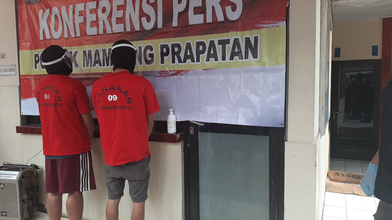 kedua-tersangka-kasus-pencurian-modus-gembos-ban-di-mapolsek-mampang-prapatan.jpg