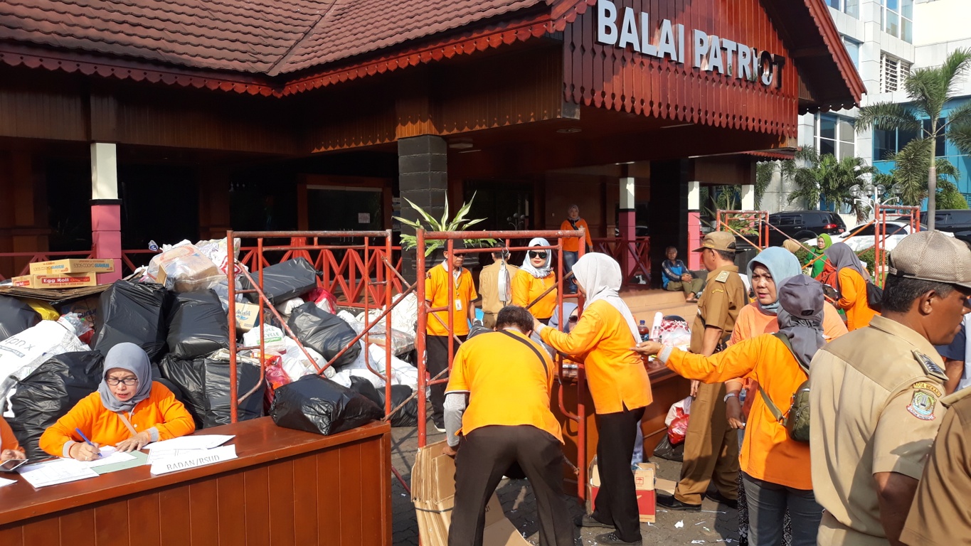 kegiatan-sedekah-sampah-aparatur-pemkot-bekasi.jpg
