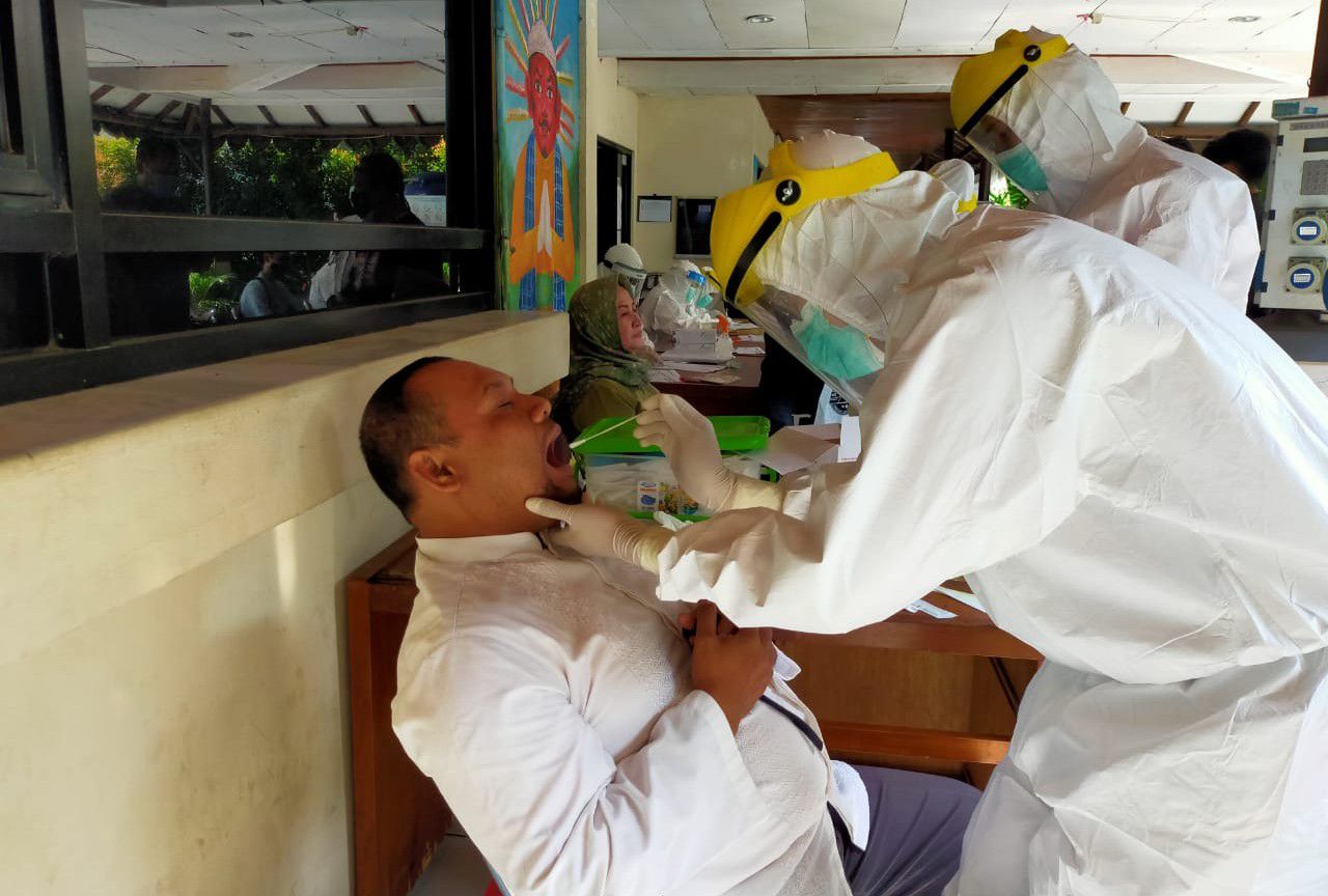 kegiatan-swab-test-massal-di-kecamatan-koja-jakarta-utara-jumat-2592020.jpg