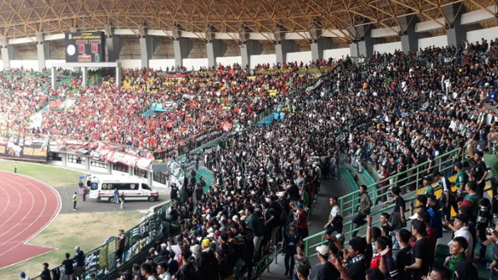 kelompok-suporter-persija-jakarta-the-jakmania-duduk-berdampingan.jpg
