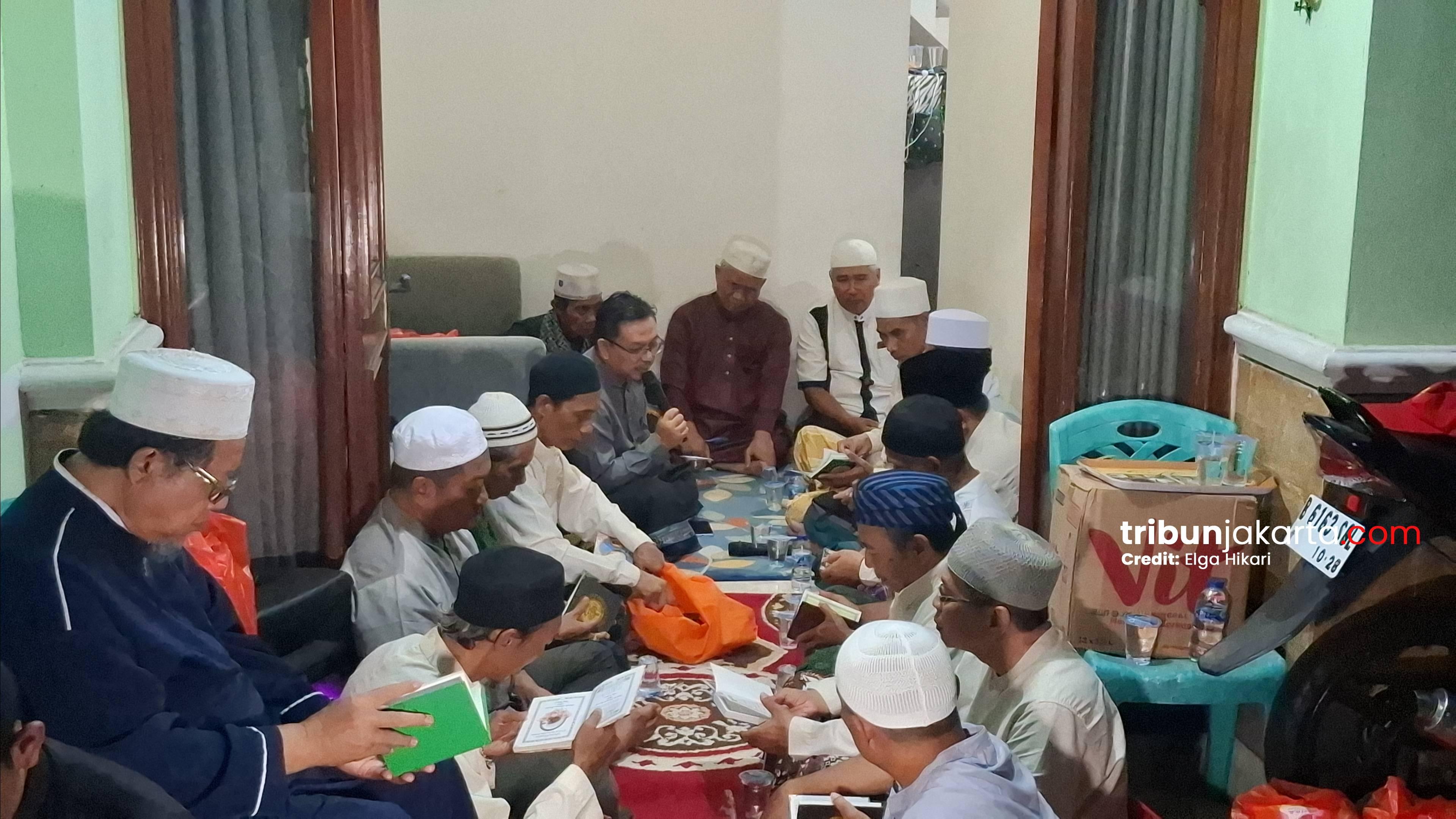 keluarga-Deden-Maulana-menggelar-doa-bersama.jpg