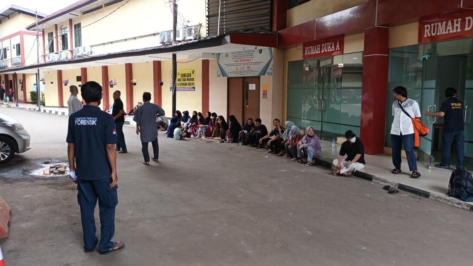 Dijemput dari Pesantren Bogor, Pilu Remaja Lihat Orangtua dan 2 Kakak Tewas Kebakaran di Cakung