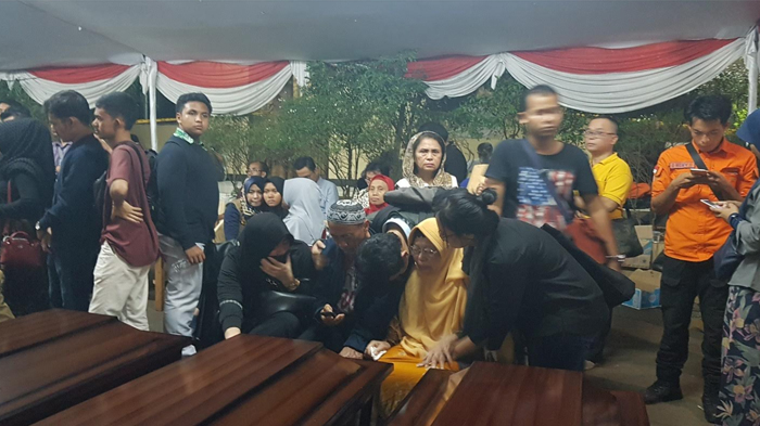 keluarga-pramugari-lion-air-pk-lpq-mery-yulyanda-menangis_20181109_083502.jpg