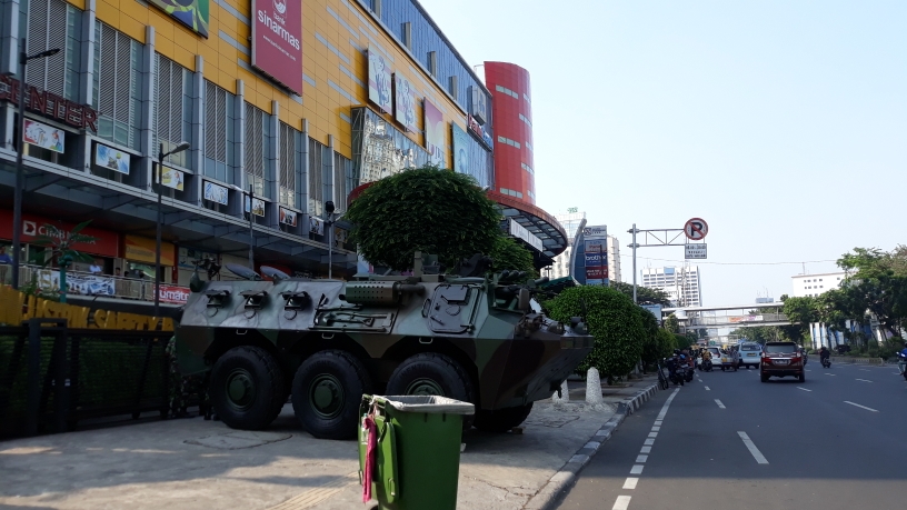 kendaraan-taktis-milik-tni-di-glodok.jpg