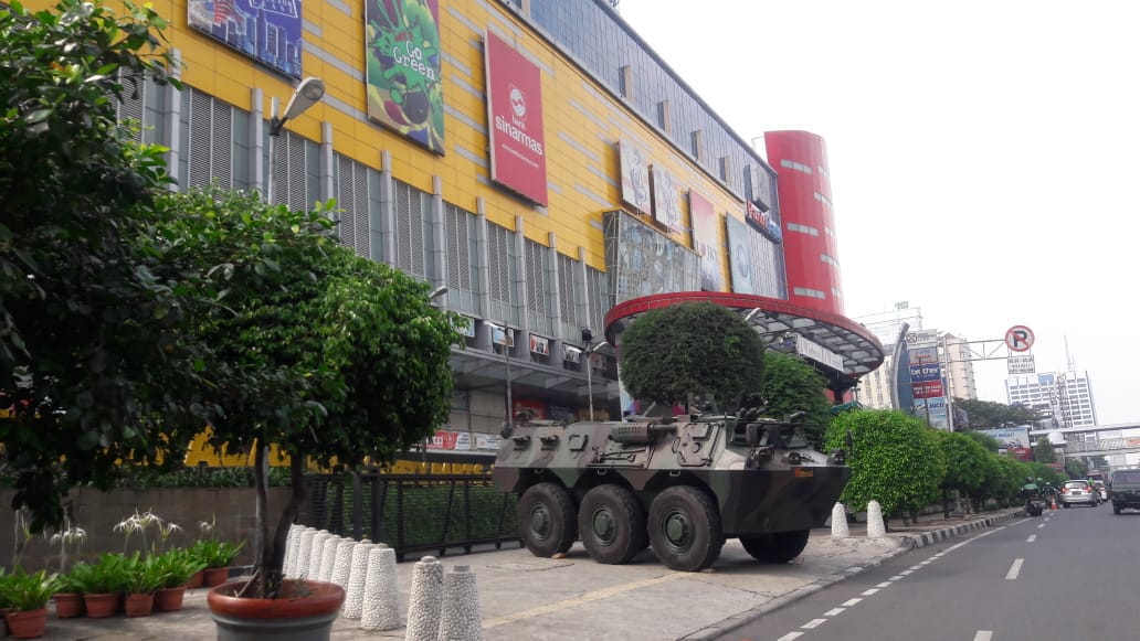 kendaraan-taktis-terparkir-di-depan-ltc-glodok-tamansari.jpg