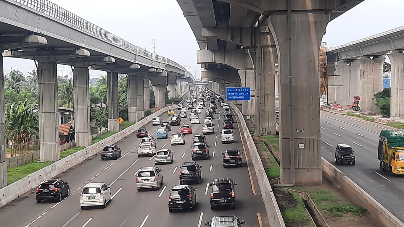 kepadatan-kendaraan-di-km-14-tol-jakarta-cikampek-arah-cikampek-pada-hari-h-lebaran.jpg