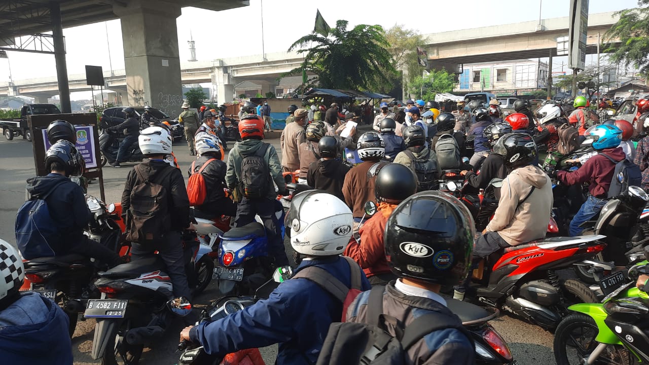 kepadatan-kendaraan-di-pos-penyekatan-jalan-kh-noer.jpg