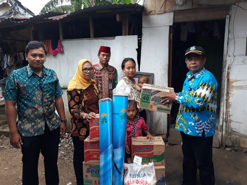 kepala-dinas-sosial-tangsel-wahyunoto-lukman-saat-memberi-bantuan.jpg