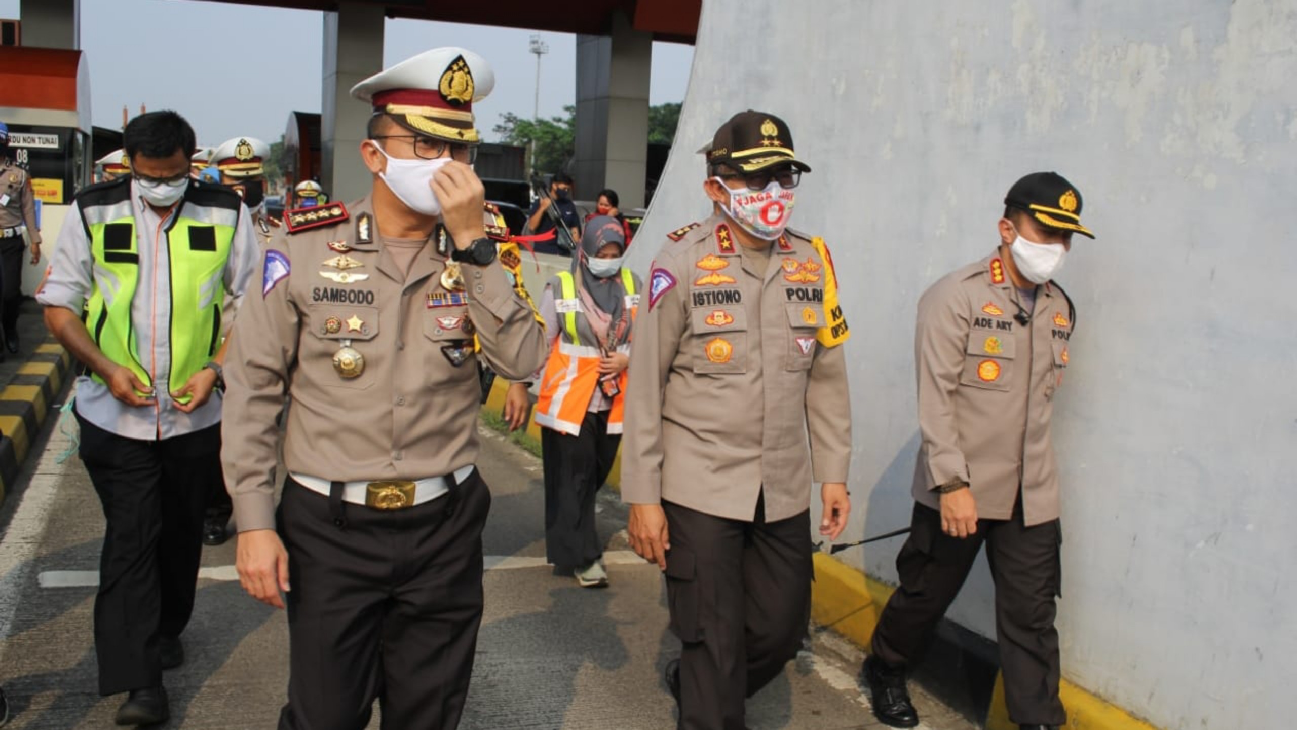 kepala-korps-lalu-lintas-mabes-polri-irjen-pol-istiono-saat-meninjau-pos-penyekatan.jpg