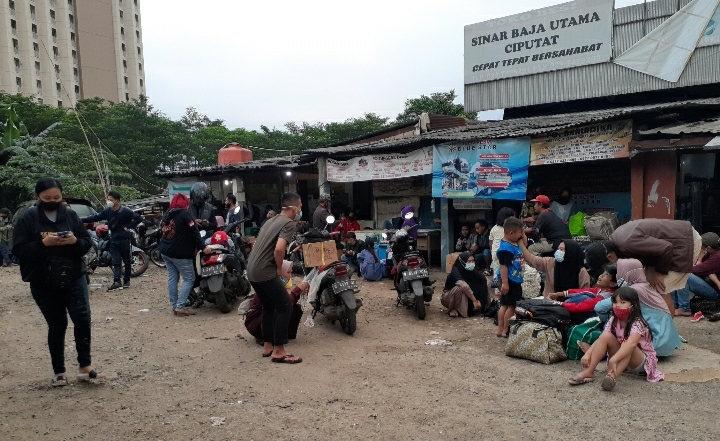 keramaian-di-terminal-terminal-bayangan-cimanggis-ciputat-tangerang-selatan.jpg