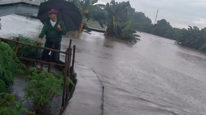 ketinggian-kali-angke-yang-sudah-menjadi-200-centimeter-karena-diguyur-hujan.jpg