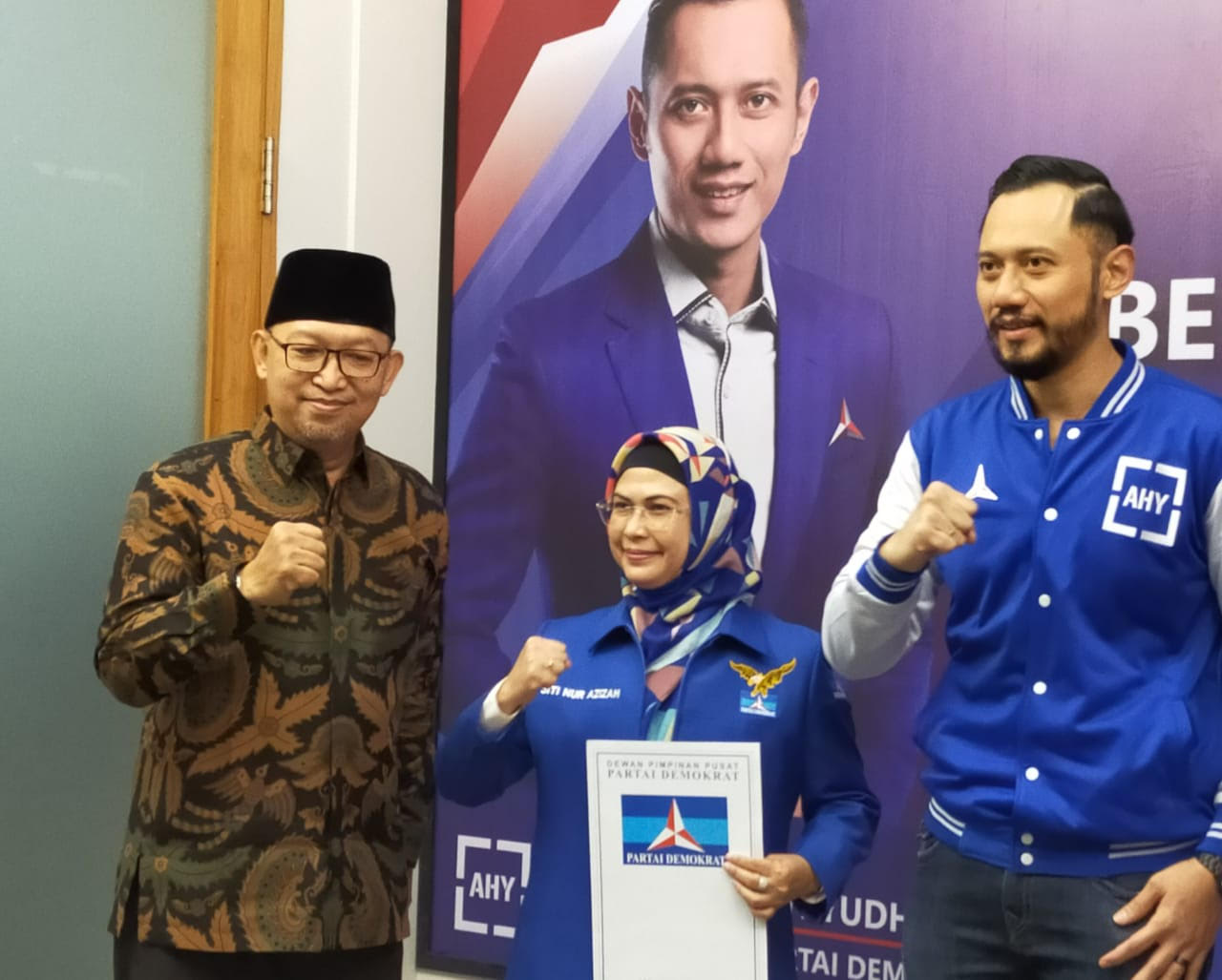 ketua-umum-partai-demokrat-ahy-bersama-siti-nur-azizah.jpg