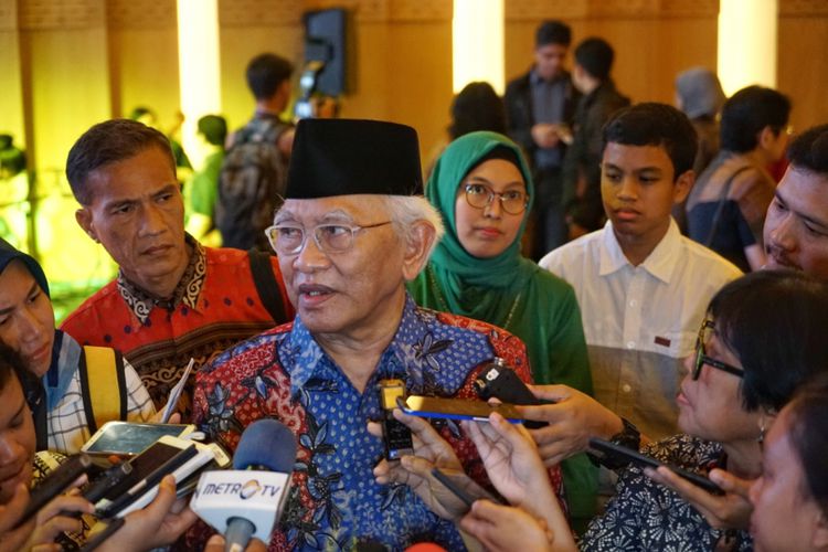 kh-mustofa-basri-atau-yang-kerap-disapa-gus-mus_20181008_135214.jpg