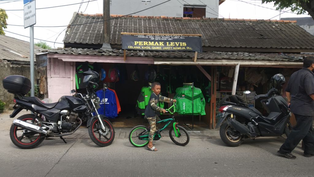kios-penjual-atribut-ojol-di-jalan-rorotan-ii.jpg