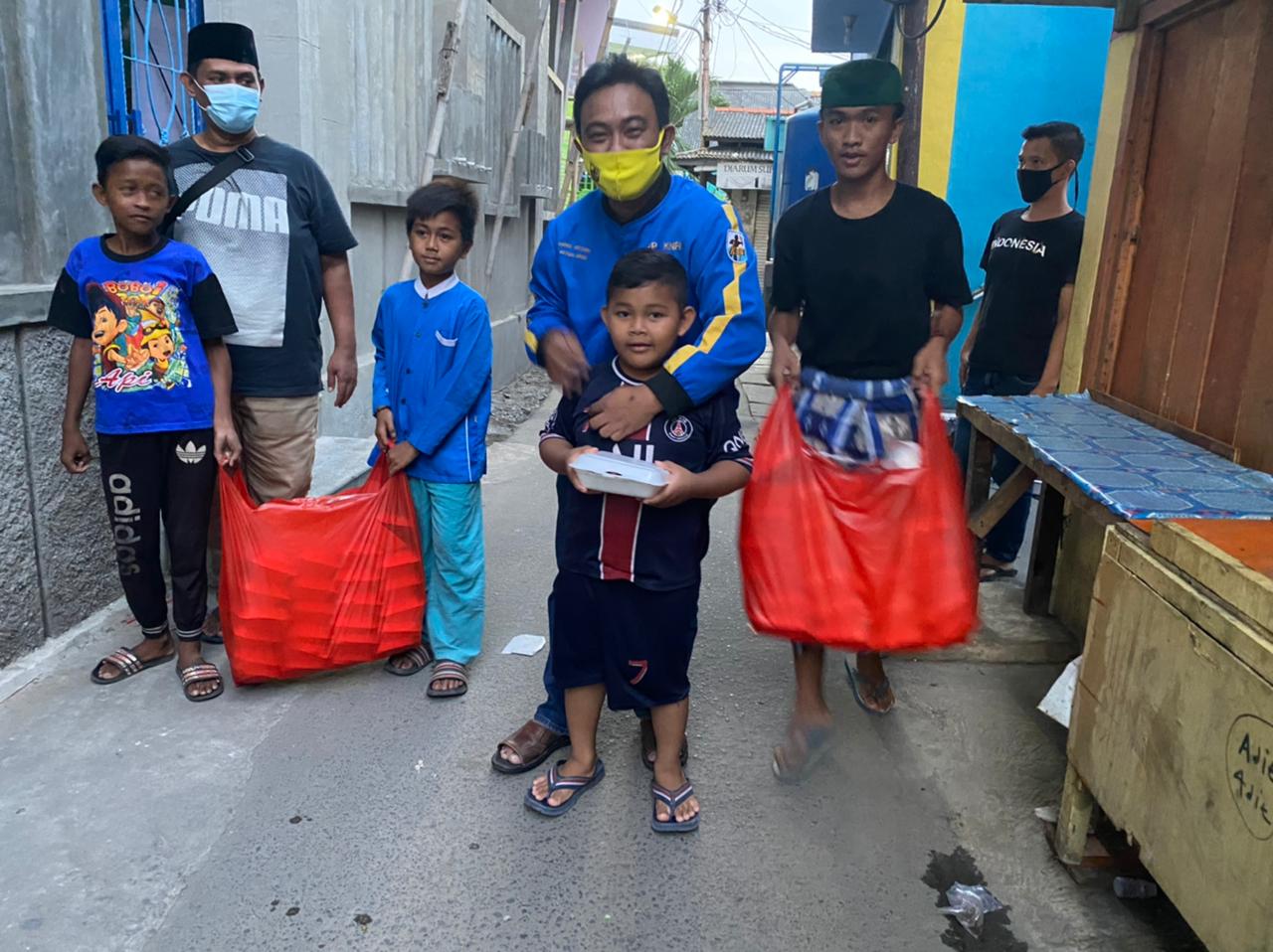 DPP KNPI Bagikan Ratusan Takjil dan Nasi Kotak kepada Masyarakat Kalideres Jakarta Barat