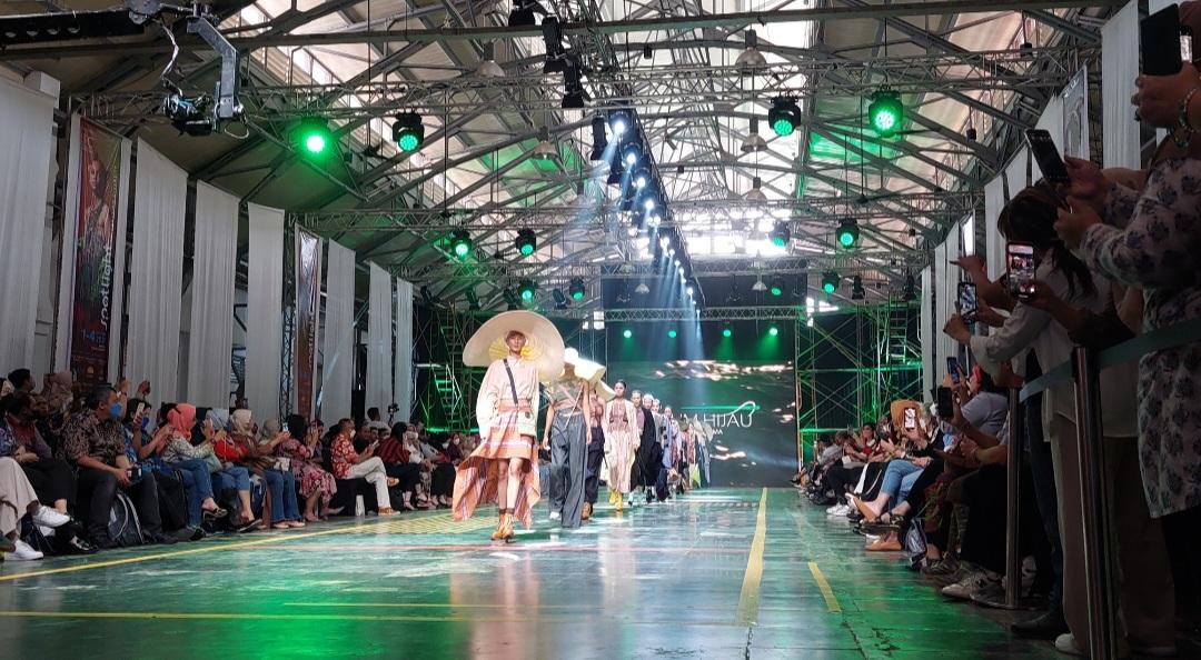 Intip Koleksi Jarum Hijau by Ali Charisma di Spotlight: Konsep Resort Wear Sentuhan Tenun Khas NTB