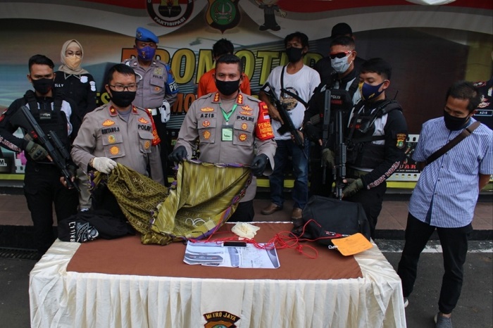 kombes-pol-azis-andriansyah-tengah-kompol-bintang-silaen-kiri.jpg