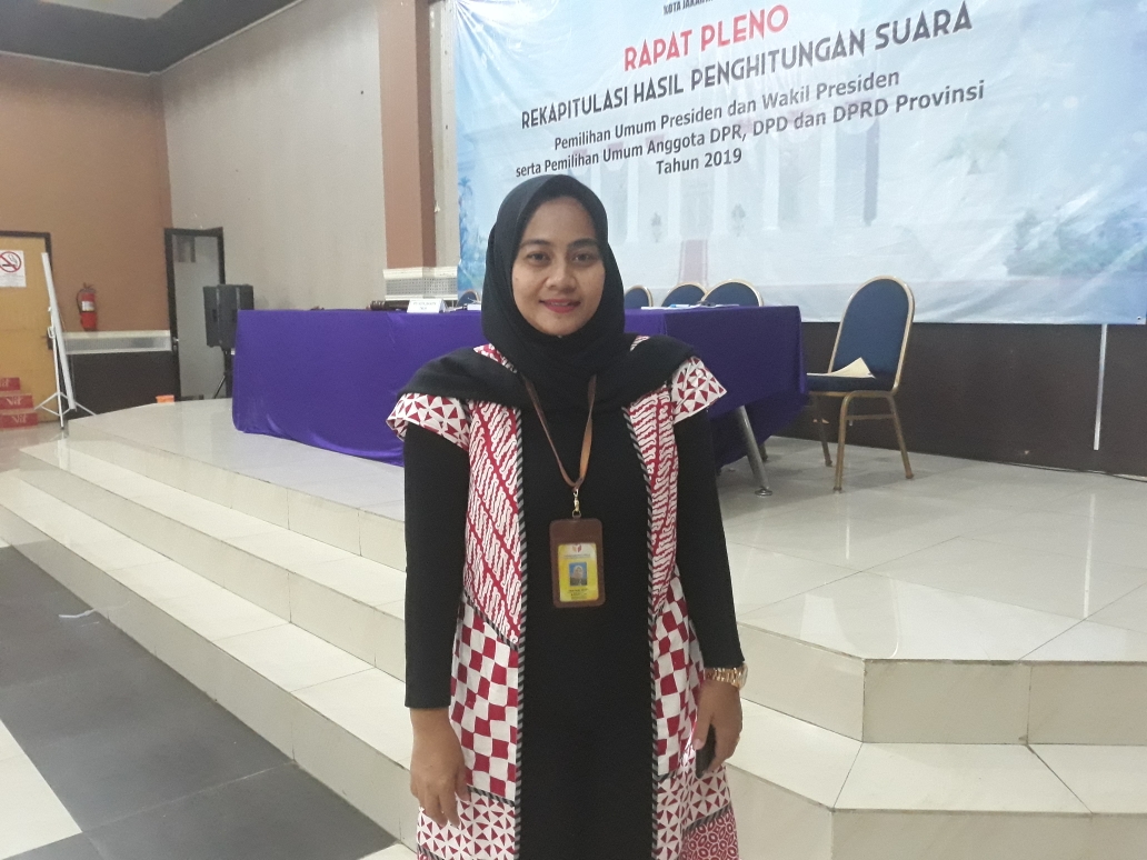 komisioner-bawaslu-jakarta-timur-divisi-sumber-daya-manusia-tami-widi-astuti-d.jpg