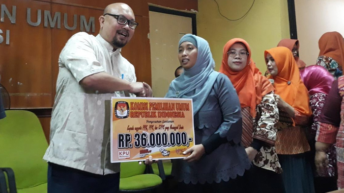 komisioner-kpu-ri-ilham-saputra-saat-menyerahkan-santunan-kepada.jpg