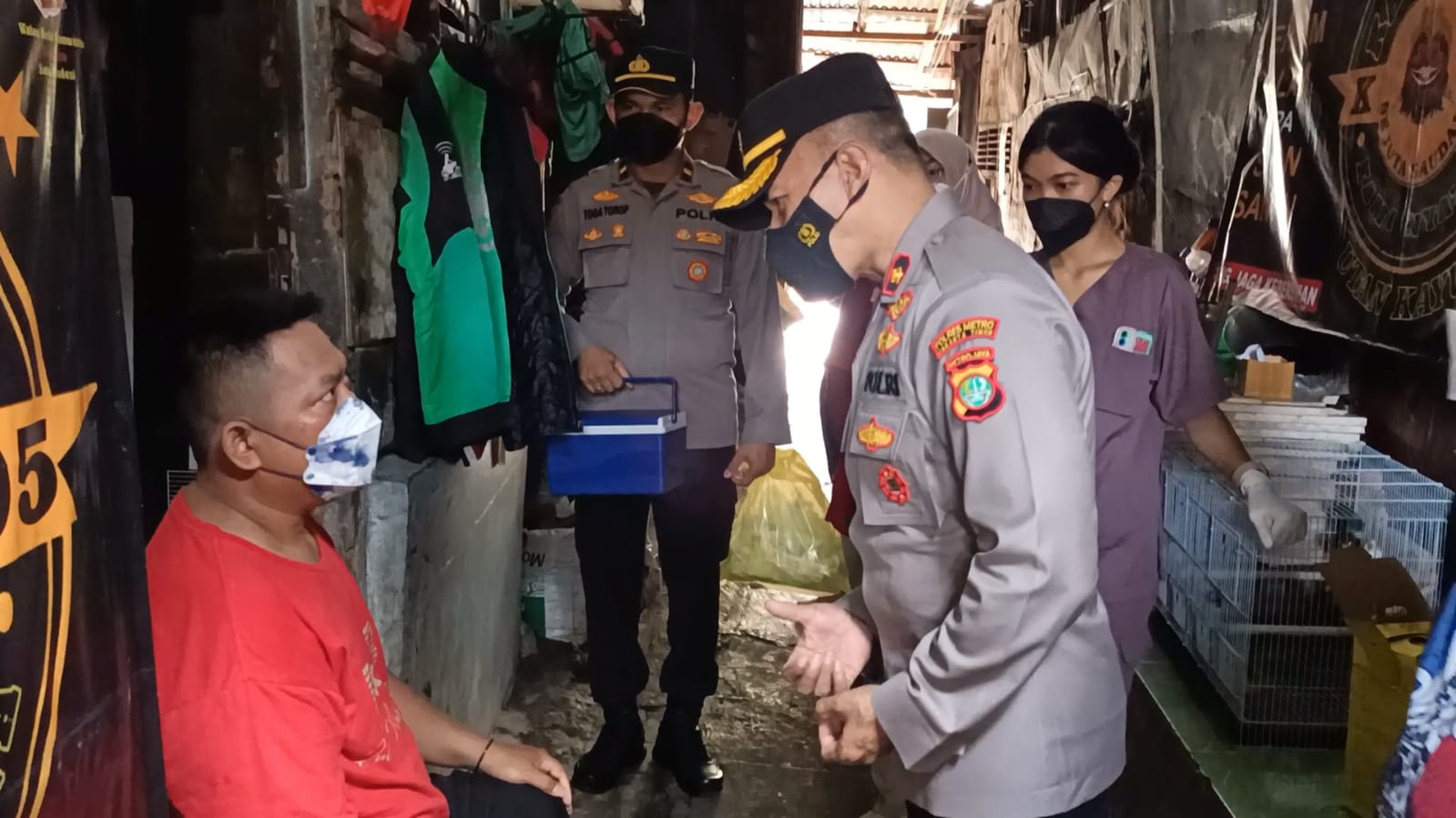 Polsek Matraman Gelar Vaksinasi Door to Door di Utan Kayu Selatan, Warga Dapat Hadiah Sembako