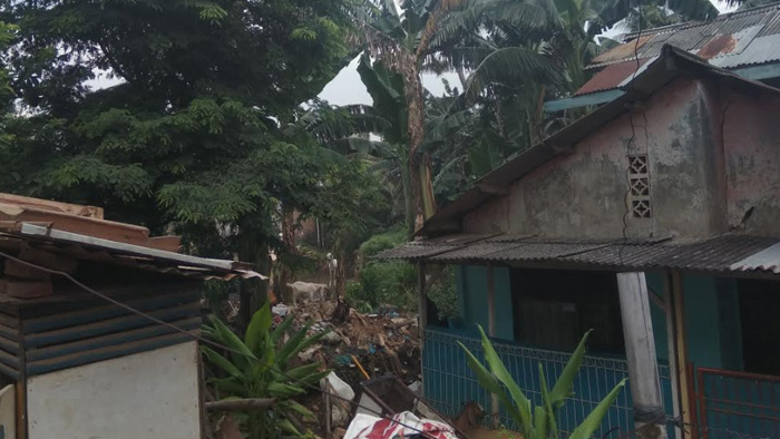 kondisi-aliran-arus-kali-ciliwung-yang-mengarah-ke-cawang-kramat-jati.jpg