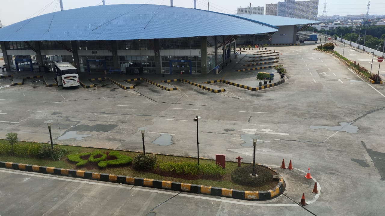 kondisi-area-keberangkatan-bus-akap-di-terminal-terpadu-pulo-gebang-saat-laranga.jpg
