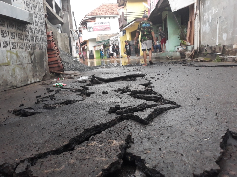 kondisi-jalan-cililitan-kecil-ii-yang-retak-jakarta-timur.jpg
