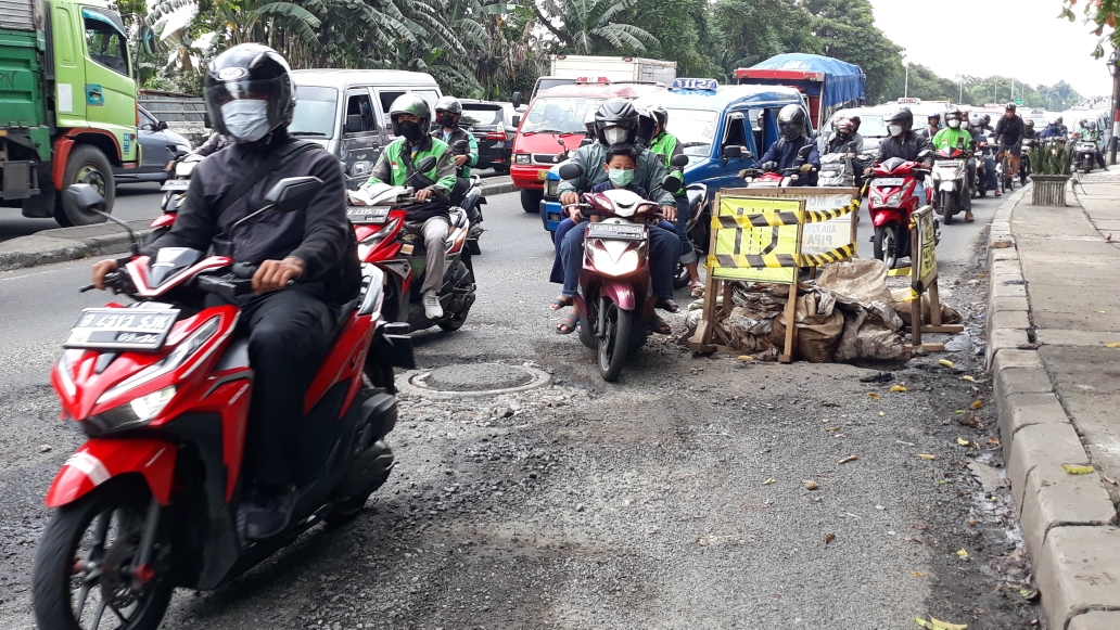 kondisi-jalan-raya-bogor-yang-rusak-di-wilayah-kecamatan-ciracas-1.jpg
