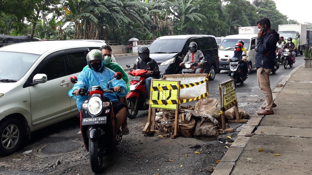 kondisi-jalan-raya-bogor-yang-rusak-di-wilayah-kecamatan-ciracas.jpg