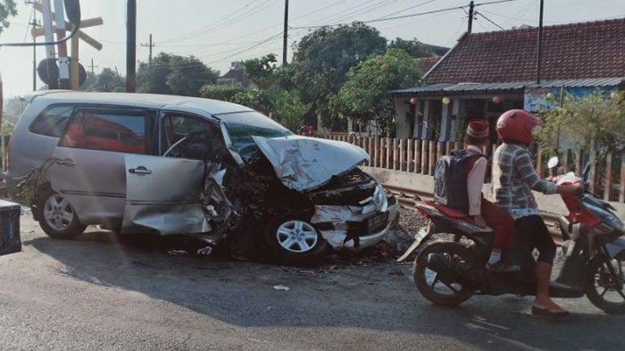 kondisi-mobil-toyota-innova-yang-kecelakaan-di-perlintasan-kereta-api.jpg