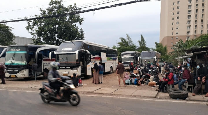 H-1 Larangan Mudik, Terminal Bayangan Cimanggis Tangerang Selatan Ramai Pemudik