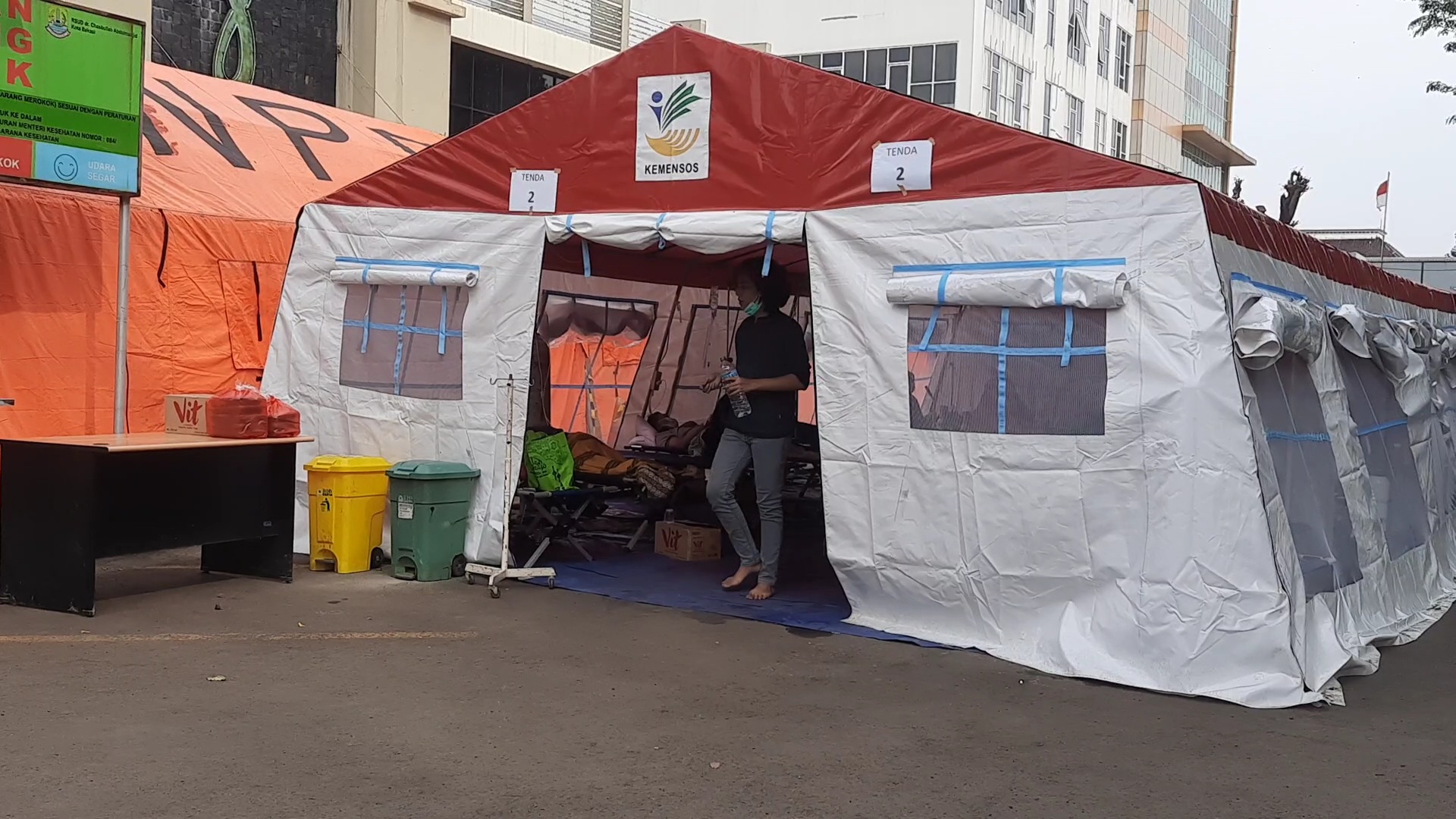 kondisi-tenda-darurat-rsud-chasbullah-abdulmadjid-kota-bekasi-imbas.jpg
