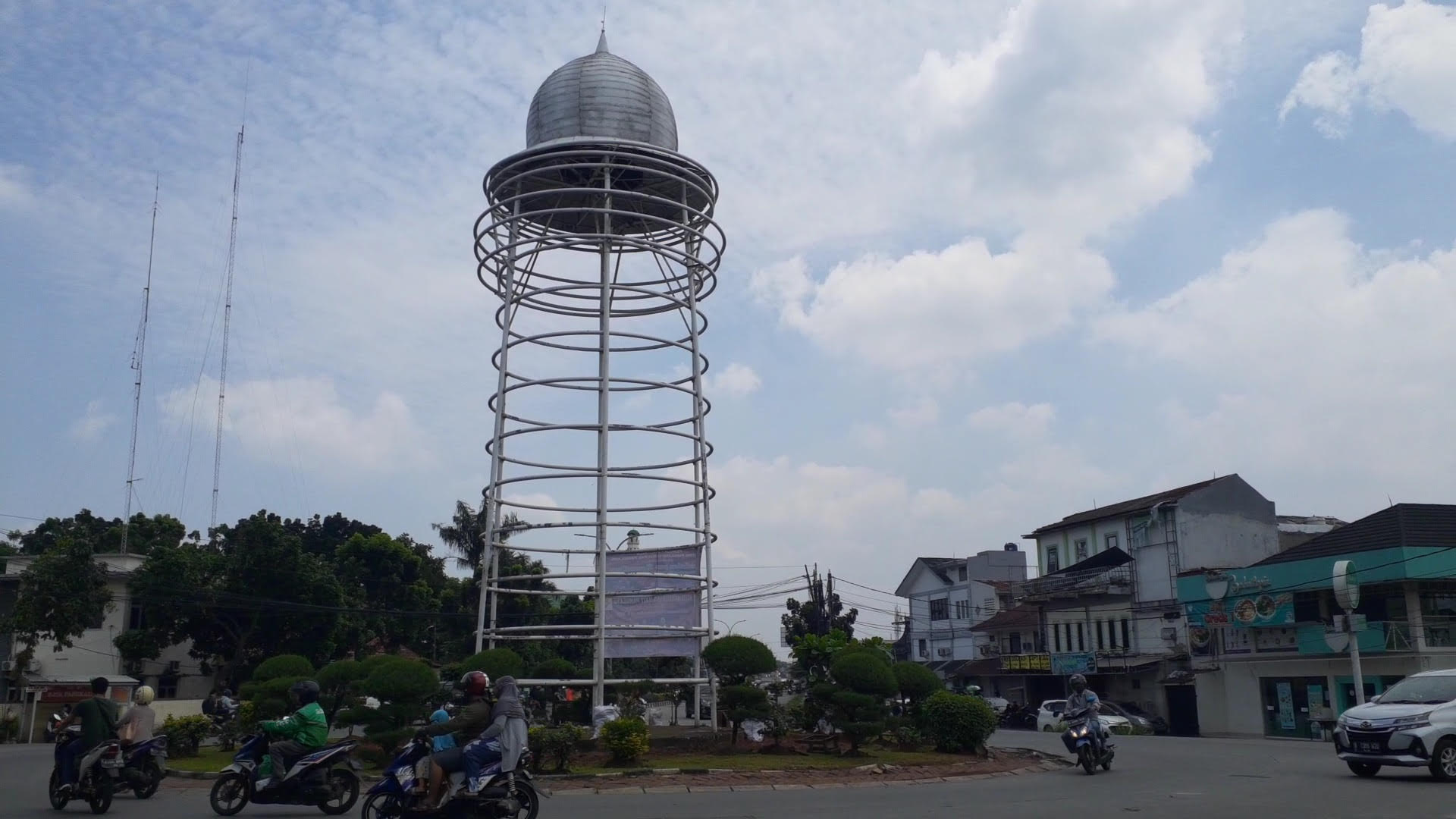 kondisi-tugu-pamulang-jalan-siliwangi-1442021.jpg