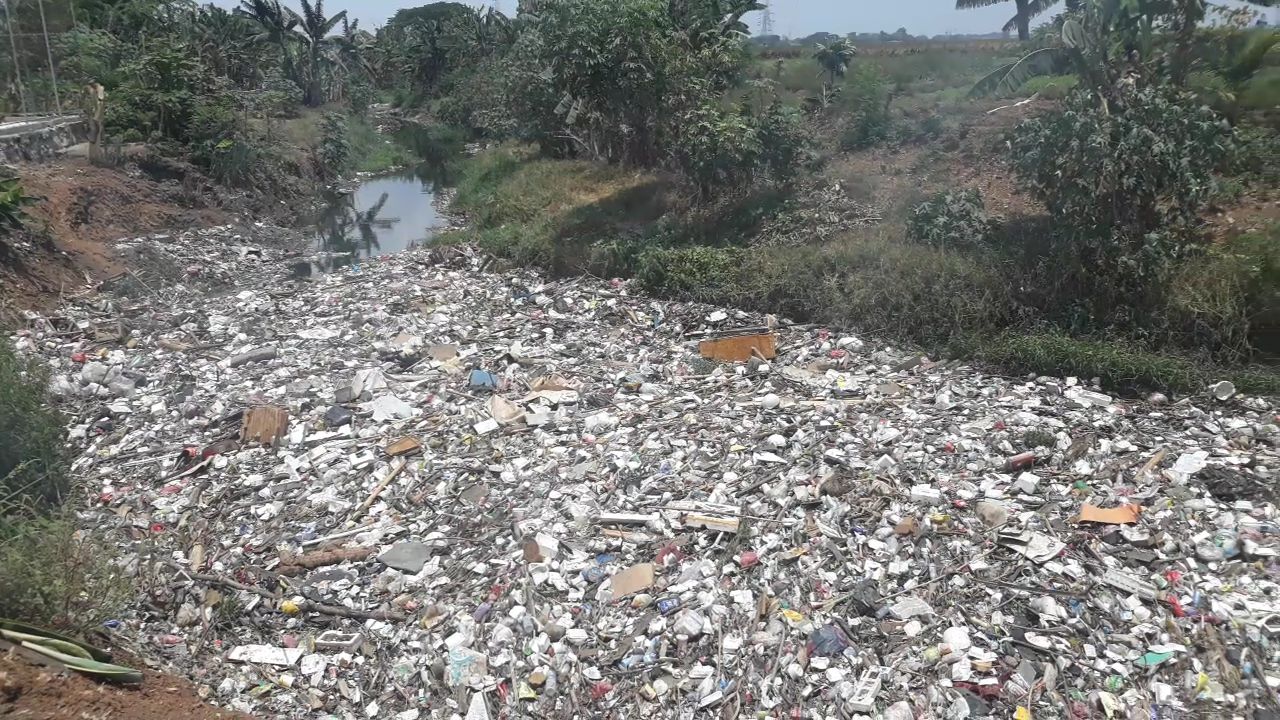 kondisi-tumpukan-sampah-di-kali-jambe-kecamatan-tambun-utara-kabupaten-bekasi.jpg