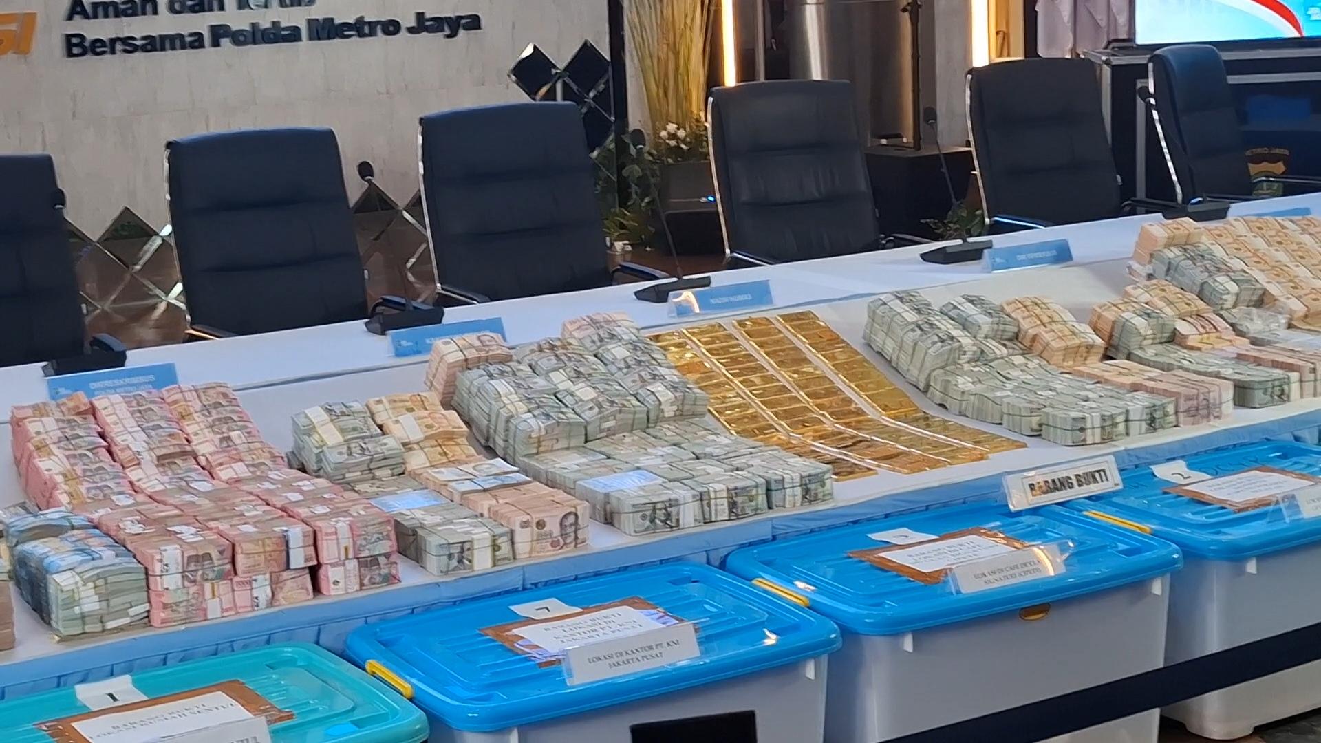 Jelang Konfrensi Pers, Ini Penampakan Uang Dollar hingga Emas Batangan Barang Bukti 3 Kasus Korupsi - Tribunjakarta.com
