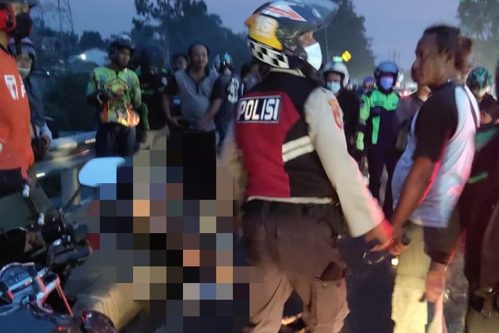 korban-tergeletak-di-pinggir-jalan-raya-bogor.jpg