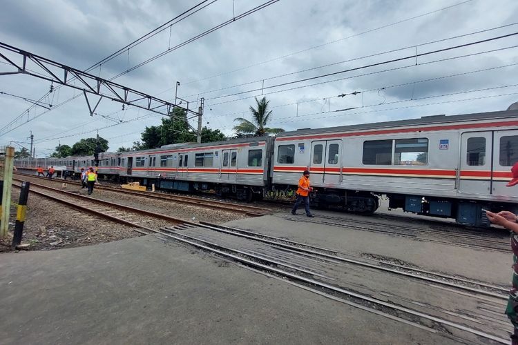 KRL Anjlok di Perlintasan Sebidang Ciputat, Warga: Bunyi Geruduk-Geruduk Dikira Tabrakan Kereta
