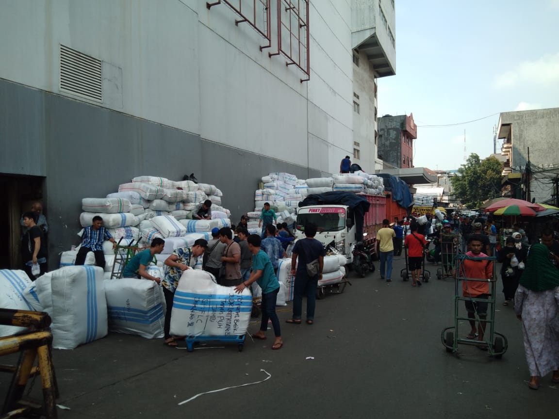kuli-panggul-di-pasar-tanah-abang.jpg