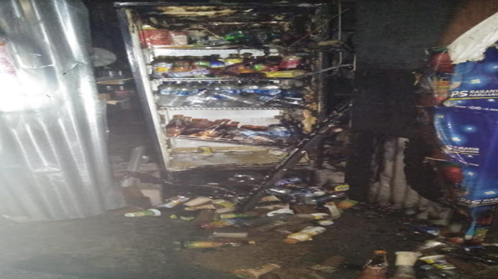 Ditinggal Pulang Pemilik Warung, Kulkas Berisi Minuman Terbakar Hingga Bikin Panik Warga