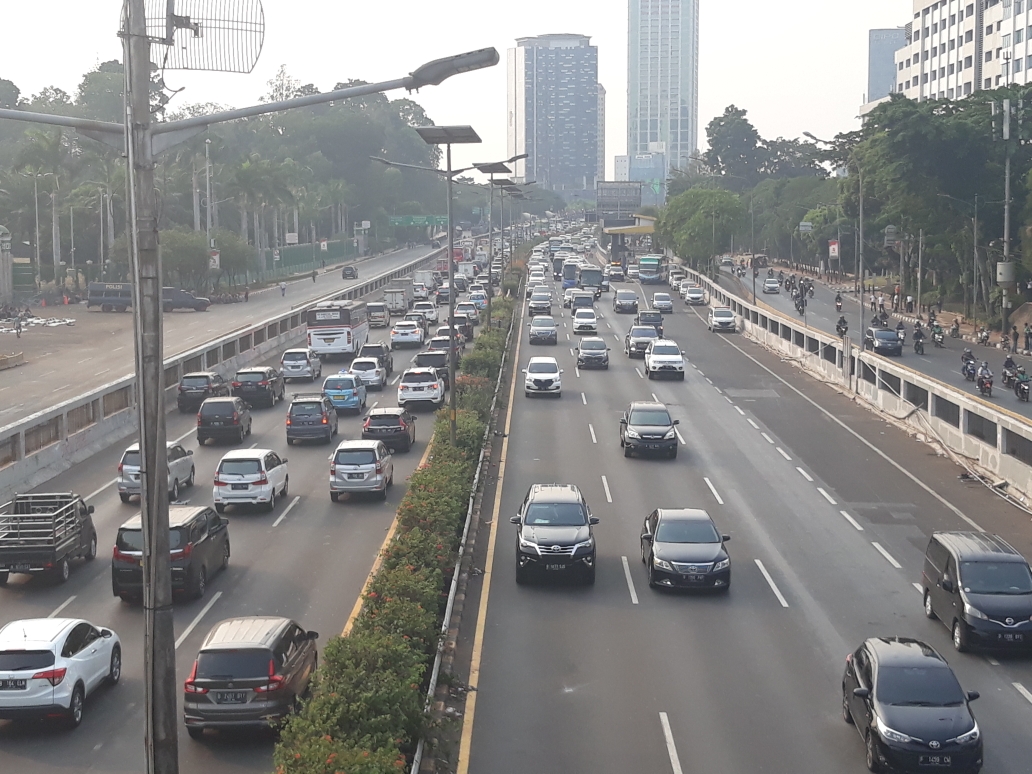 UPDATE Lalin Jakarta: Truk Terbalik di JORR & Insiden Pejompongan, Contraflow Berlaku di Tol Dalkot - Tribunjakarta.com