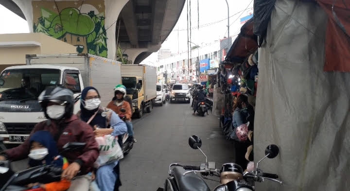 lawan-arah-di-kolong-flyover-ciputat-tangsel-3182021.jpg