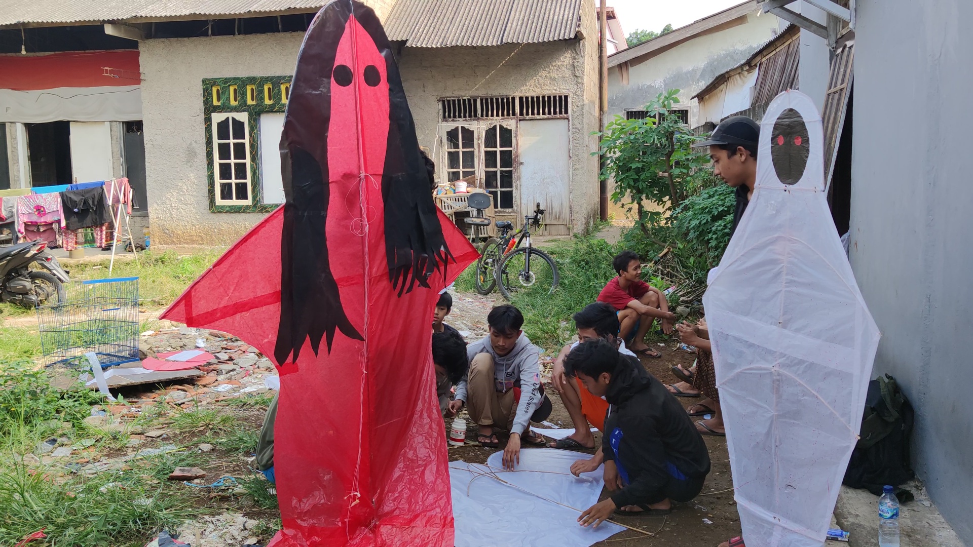 layangan-hantu-kuntilanak-dan-pocong-hasil-karya-maulana-sahrul-dan-rekan-rekannya.jpg