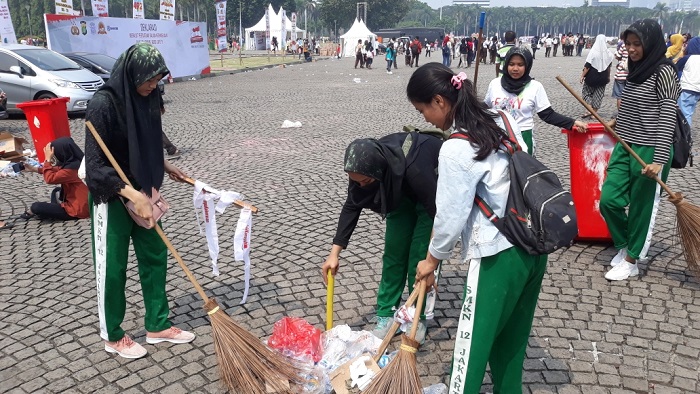 5 Siswi SMK Ini Rela Bantu Petugas untuk Bersihkan Sampah di Monas