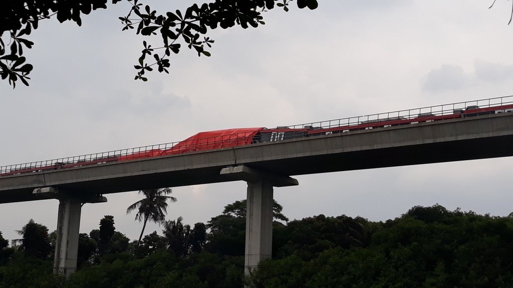 lrt-yang-mengalami-kecelakaan-di-antara-stasiun-harjamukti-dan-stasiun-ciracas-cibubur.jpg