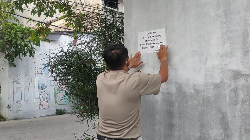 Keliling Permukiman, Lurah Pademangan Timur Tempel Stiker Larang Warga Mudik Lebaran