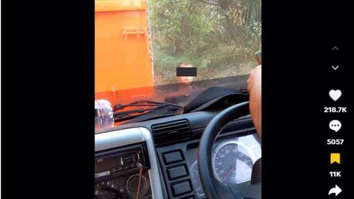 m-seorang-bocah-kecil-memberhentikan-laju-dua-truk-Bocah-tersebut-diduga-hendak-memalak.jpg