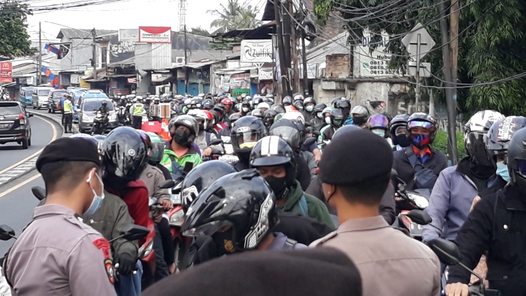 macet-panjang-di-penyekatan-pasar-rebo.jpg