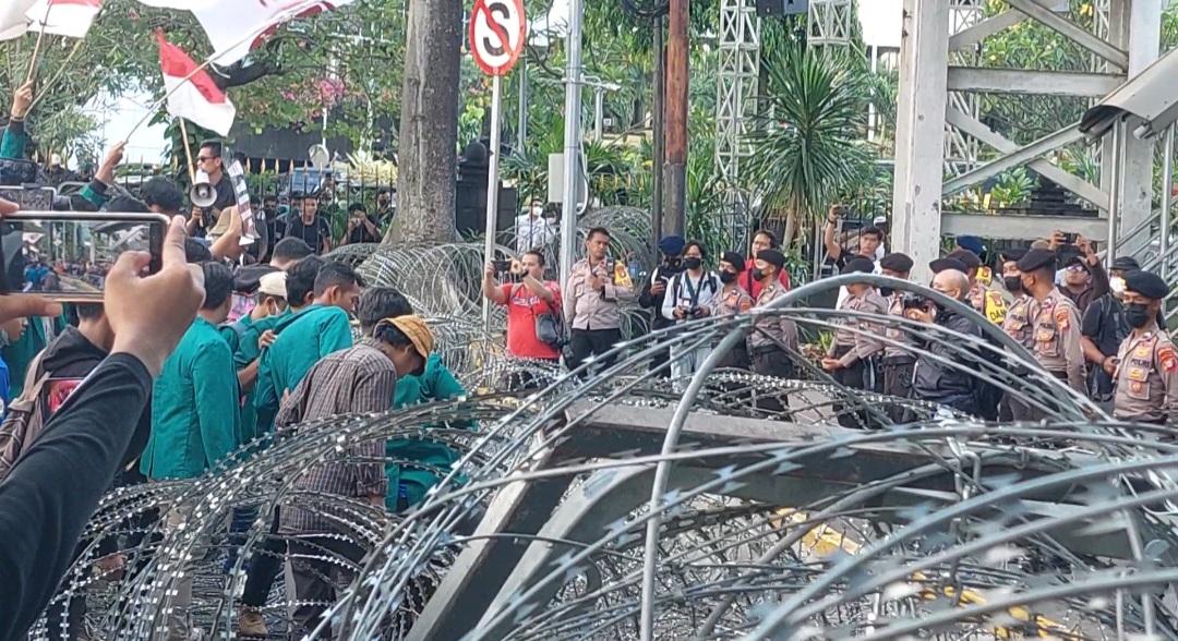 mahasiswa-pembatas-kawat-berduri-di-Patung-Kuda-Jakarta-Pusat-4.jpg