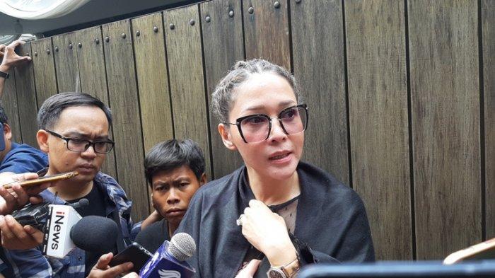 maia-estianty-terlihat-melayat-jenazah-ashraf-sinclair-suami-penyanyi-bunga-citra-lestari-36.jpg