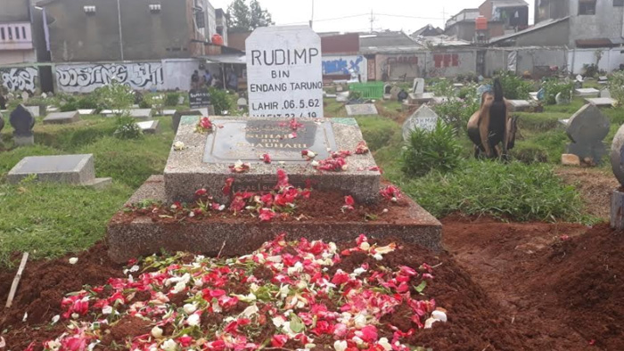 makam-rudi-mulia-prabowo-56-di-tpu-prumpung-jatinegara-jakarta-timur-sel.jpg